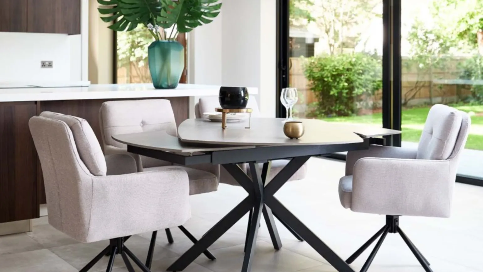 <p>Fit more people around your table by rotating it and extending!</p>
<p>Fit more people around your table by rotating it and extending!</p>